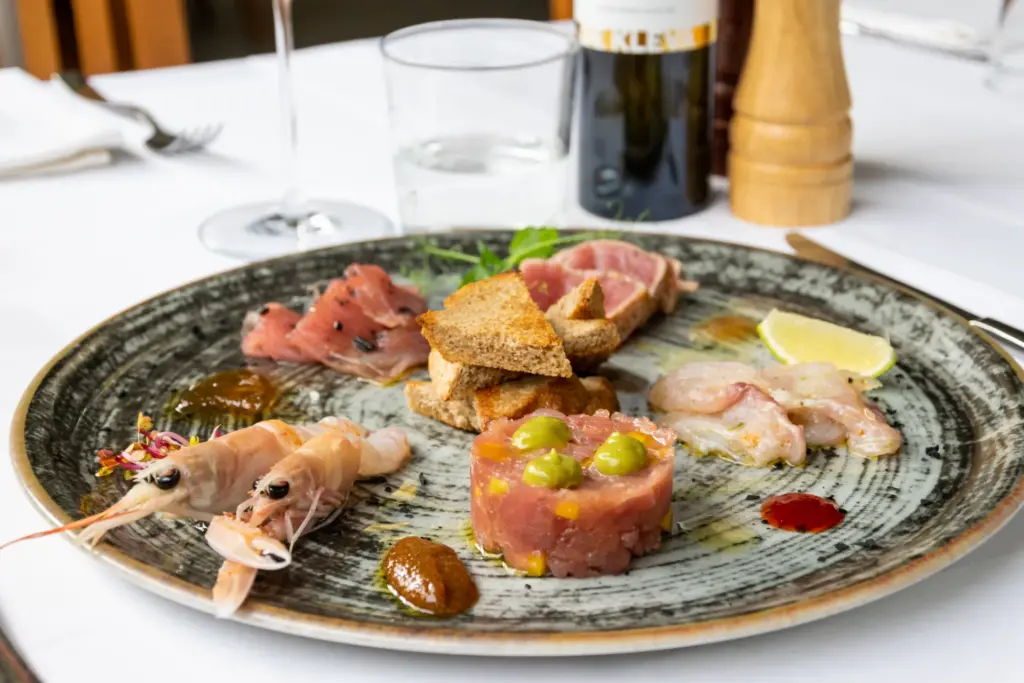 Piatto di crudités di pesce ristorante RIva 63 a Trieste